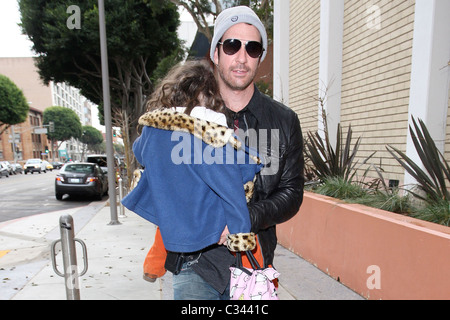 Die Praxis "Star Dylan McDermott seine Tochter, Charlotte Rose McDermott, von der Schule in Santa Monica Los Angeles holt Stockfoto