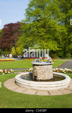 Brunnen mit Skulptur in Valley Gardens Harrogate North Yorkshire England spielende Kinder Stockfoto