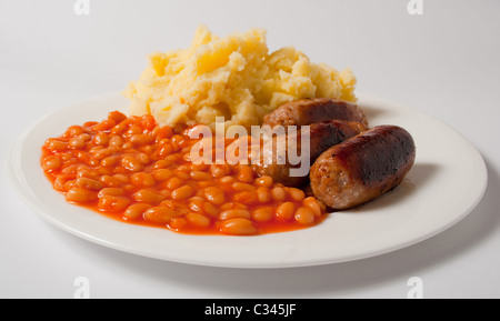 Würstchen, Kartoffelpüree und gebackene Bohnen auf einem weißen Teller Stockfoto