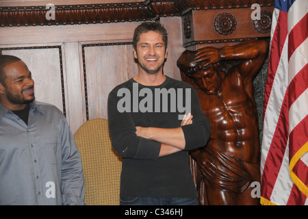 F. Gary Gray und Gerard Butler Stars der kommenden Film, "Law Abiding Citizen" werden während einer Pressekonferenz nach Philadelphia begrüßt. Stockfoto