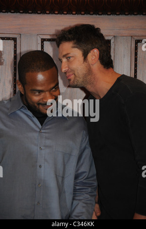 F. Gary Gray und Gerard Butler Stars der kommenden Film, "Law Abiding Citizen" werden während einer Pressekonferenz nach Philadelphia begrüßt. Stockfoto