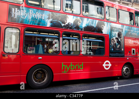 Hybrid-betriebenen Bus im Zentrum von London Stockfoto