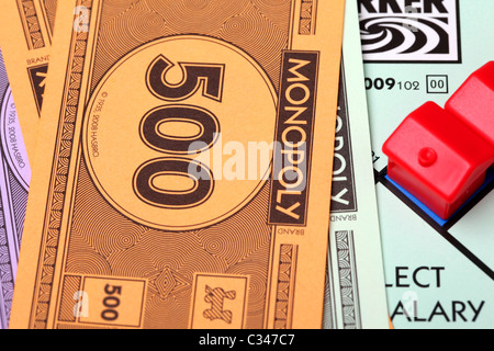 Geld und Hotels auf Monopoly-Spiel. Stockfoto