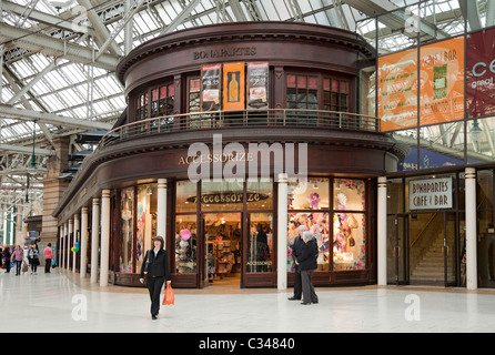 Accessorize Verkaufsstelle und Napoleons Pub in Glasgow zentrale Bahnhofshalle. Stockfoto