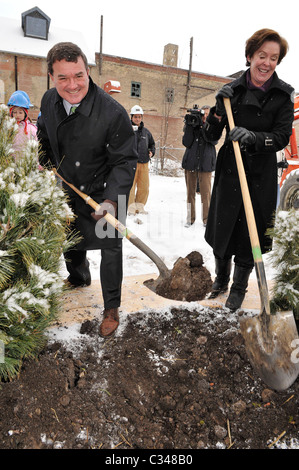 Kanadische Finanzminister Jim Flaherty und Aileen Carroll wegweisende Veranstaltung für den immergrünen Ziegelstein-arbeiten, Kanada das erste Stockfoto