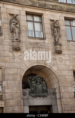 Haupteingang der Bank of Scotland, Sauchiehall Street, Glasgow erbaut 1931; geschnitzten Figuren und Wappen von Benno Schötz Stockfoto