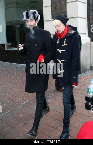 Agyness Deyn hüllt sich gegen die kalte Zeit unterwegs in Manhattans Studienplatz mit Freund Albert Hammond Jr.. Stockfoto