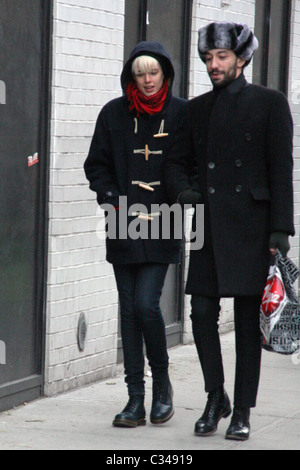 Agyness Deyn hüllt sich gegen die kalte Zeit unterwegs in Manhattans Studienplatz mit Freund Albert Hammond Jr.. Stockfoto