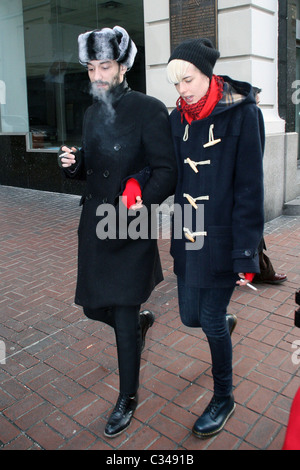 Agyness Deyn hüllt sich gegen die kalte Zeit unterwegs in Manhattans Studienplatz mit Freund Albert Hammond Jr.. Stockfoto