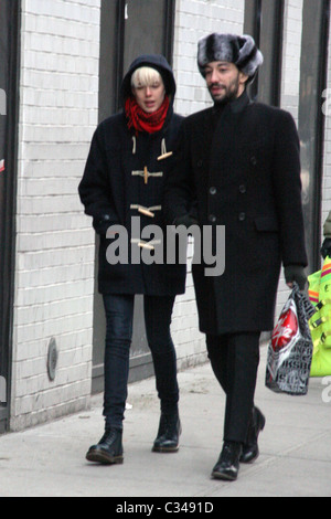 Agyness Deyn hüllt sich gegen die kalte Zeit unterwegs in Manhattans Studienplatz mit Freund Albert Hammond Jr.. Stockfoto