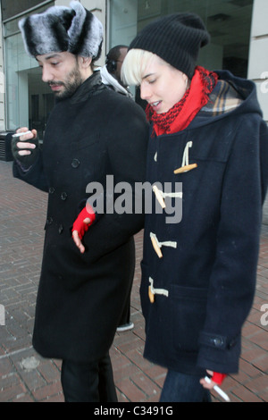 Agyness Deyn hüllt sich gegen die kalte Zeit unterwegs in Manhattans Studienplatz mit Freund Albert Hammond Jr.. Stockfoto