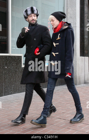 Agyness Deyn hüllt sich gegen die kalte Zeit unterwegs in Manhattans Studienplatz mit Freund Albert Hammond Jr.. Stockfoto