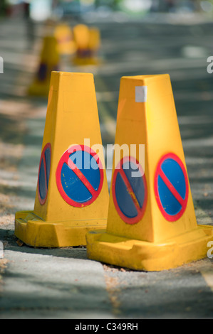 Keine Wartezeiten-Poller auf doppelte gelbe Linien am Straßenrand in London, England, UK. Stockfoto