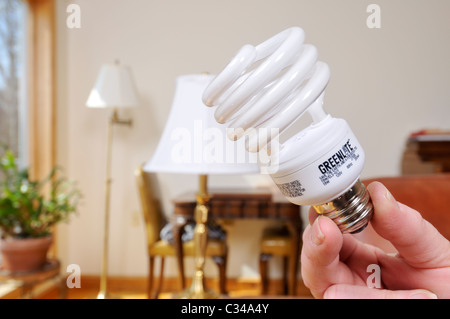 Ändern die Glühbirnen in eine Lampe aus einer Glühlampe, eine weitere Engergy Einsparung CFL Bulbin Zimmer des Hauses. Stockfoto