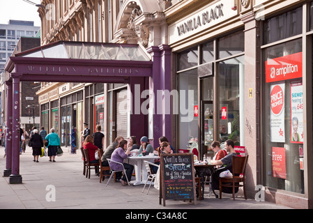 Menschen Essen im Straßencafé (Vanille schwarz) Glasgow neben McLellan Galerien, Sauchiehall Street, Glasgow, Schottland, Großbritannien Stockfoto