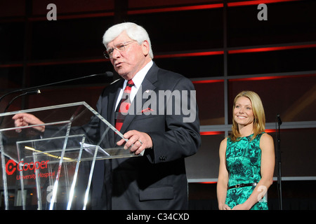 Kelly Ripa und und Vater Joseph Ripa Widmung von Ripa Family Care Center an Cooper University Hospital Camden, New Jersey - Stockfoto