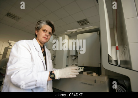 Labor-Arbeiter neben DNA-Sequenzer Prüfmaschine Stockfoto