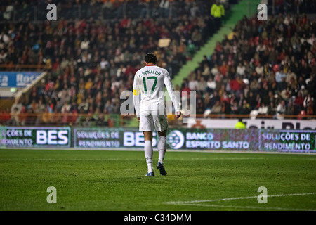 Cristiano Ronaldo zu Fuß entfernt Gefühl niedergeschlagen als Kapitän der portugiesischen Fußball-Nationalmannschaft Stockfoto