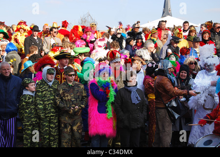 Karneval-Publikum entlang der Straßen in Maastricht, Niederlande Stockfoto