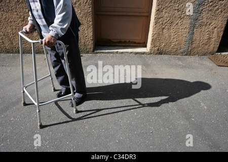 Ältere Person mit einem walker Stockfoto