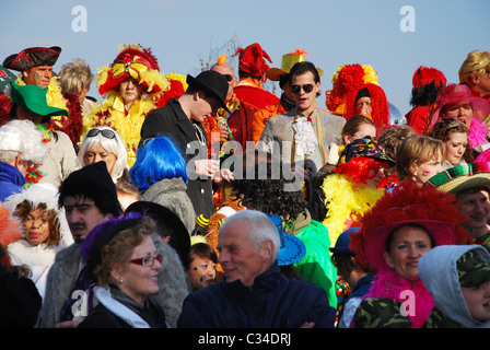 Karneval-Publikum entlang der Straßen in Maastricht, Niederlande Stockfoto