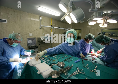 Ärzte Organ transplant Chirurgie im Krankenhaus-OP-Saal Stockfoto
