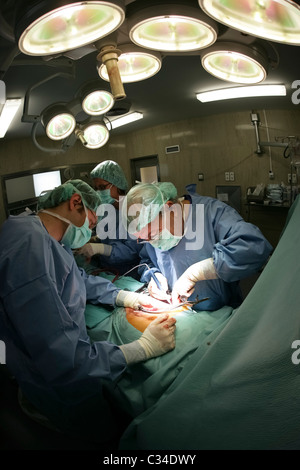 Ärzte der Chirurgie im Krankenhaus-OP-Saal Stockfoto