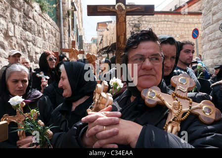 Karfreitag Prozessionen auf dem Weg des Kreuzes (Via Dolorosa) in der Altstadt von Jerusalem Stockfoto