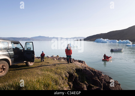 Menschen, die immer bereit für eine Bootsfahrt. Inneruulalik Farm, Süd-Grönland Stockfoto