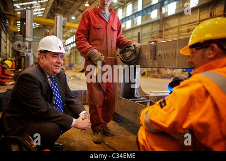 RENFREW, VEREINIGTES KÖNIGREICH - 27. APRIL: Alex Salmond, SNP-Chef, besuchte Steel Engineering in Renfrew am Mittwoch, den 27. April 2011. Salmond traf Lehrlinge und Arbeitnehmer, als er sich bei den schottischen Parlamentswahlen für die Wiederwahl zum Ersten Minister einsetzte. (Foto © David Gordon) Stockfoto