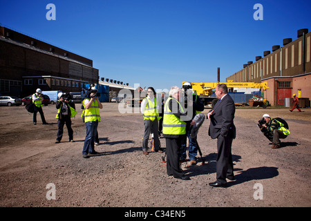 RENFREW, VEREINIGTES KÖNIGREICH - 27. APRIL: Alex Salmond, SNP (Scottish National Party) Führer, wurde für TV-Nachrichten während eines Besuchs bei Steel Engineering Ltd in Renfrew am Mittwoch, 27. April 2011 interviewt. Salmond traf Lehrlinge, als er sich bei den schottischen Parlamentswahlen für die Wiederwahl zum Ersten Minister einsetzte. (Foto © David Gordon) Stockfoto