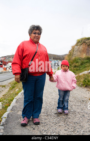 Frau mit ihrem Enkelkind. Qaqortoq (Julianehåb), Süd-Grönland Stockfoto