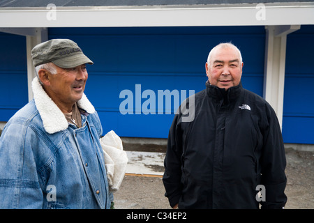 Männer, die warten auf eines Bus in Qaqortoq (Julianehåb), Süd-Grönland Stockfoto