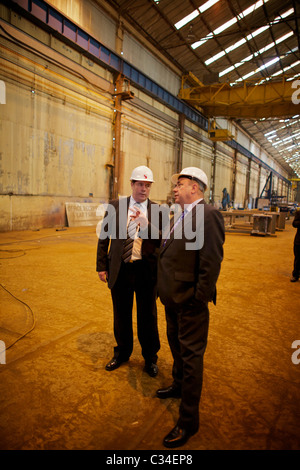 RENFREW, VEREINIGTES KÖNIGREICH - 27. APRIL: Alex Salmond, SNP (Scottish National Party) Führer, wurde für TV-Nachrichten während eines Besuchs bei Steel Engineering Ltd in Renfrew am Mittwoch, 27. April 2011 interviewt. Salmond traf Lehrlinge, als er sich bei den schottischen Parlamentswahlen für die Wiederwahl zum Ersten Minister einsetzte. (Foto © David Gordon) Stockfoto