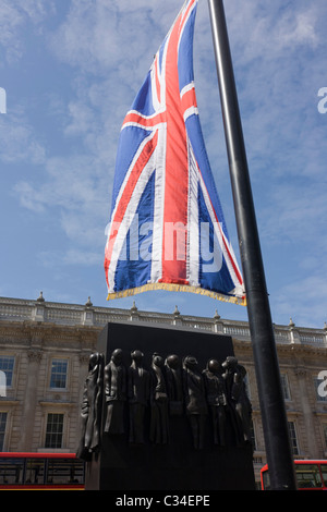 Ein Union Jack-Flagge fliegt auf einer Straße Lichtmast in Whitehall, Tage vor der königlichen Hochzeitszeremonie. Stockfoto