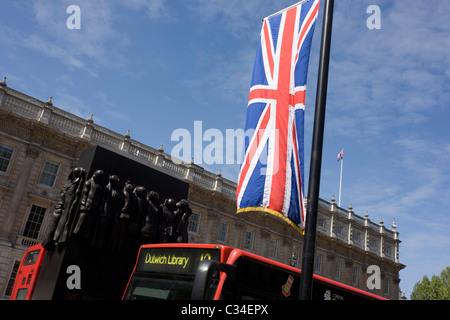 Ein Union Jack-Flagge fliegt auf einer Straße Lichtmast in Whitehall, Tage vor der königlichen Hochzeitszeremonie. Stockfoto