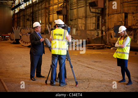 RENFREW, VEREINIGTES KÖNIGREICH - 27. APRIL: Alex Salmond, SNP (Scottish National Party) Führer, wurde für TV-Nachrichten während eines Besuchs bei Steel Engineering Ltd in Renfrew am Mittwoch, 27. April 2011 interviewt. Salmond traf Lehrlinge, als er sich bei den schottischen Parlamentswahlen für die Wiederwahl zum Ersten Minister einsetzte. (Foto © David Gordon) Stockfoto