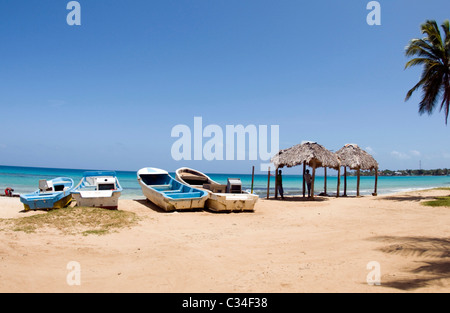 Angelboote/Fischerboote am Strand von Waula Punkt Paraiso mit strohgedeckten Hütten Big Corn Island Nicaragua Zentralamerika Dachansicht Brig Bay Stockfoto