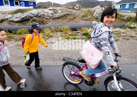 Mädchen von der Schule nach Hause gehen. Qaqortoq (Julianehåb), Süd-Grönland Stockfoto