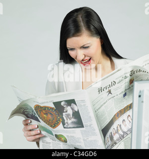 Geschäftsfrau mit Zeitung Stockfoto