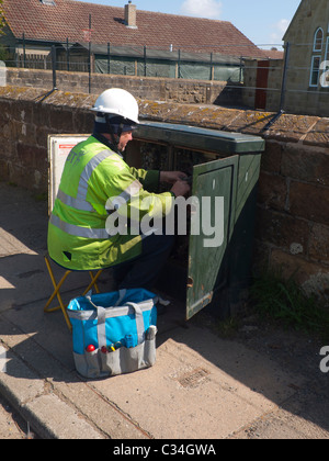 Telekommunikation Techniker arbeiten an eine Breitband-Verbindung in einem Straßenrand Kabinett im ländlichen North Yorkshire Stockfoto