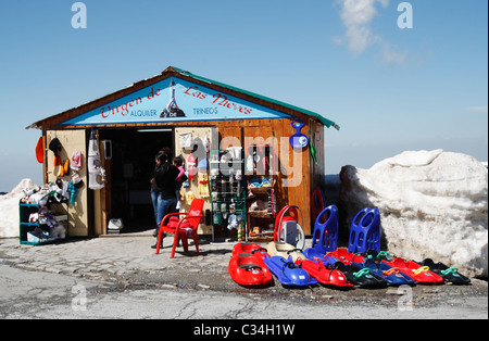 Shop mieten, Schlitten, Skier und Snowboards in der Nähe von Pico Veleta, Sierra Nevada, Andalusien, Spanien Stockfoto