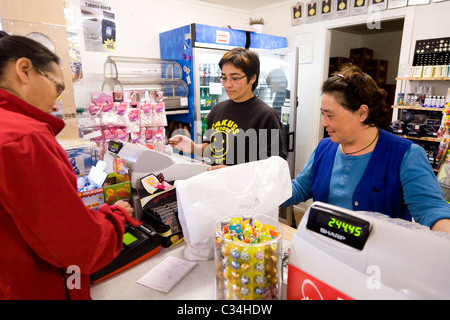 Convenience-Store in Narsaq, Süd-Grönland. Stockfoto