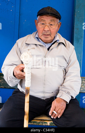 Bei der Fisch Markt, Narsaq, Süden Grönlands. Der Griff an der Gehstock besteht aus Rentierhorn. Stockfoto