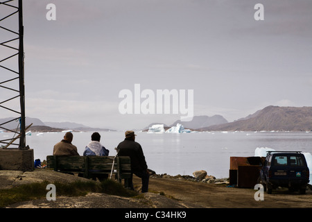 Menschen mit Blick auf den Fjord, Narsaq, Süd-Grönland. Stockfoto