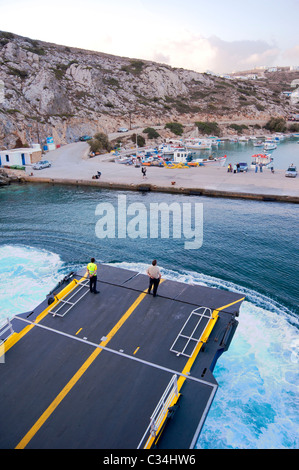 Blick auf die Laderampe der griechischen Fähre nähert sich das Dock von Agios Georgios Hafen, auf der griechischen Insel Iraklia. Stockfoto