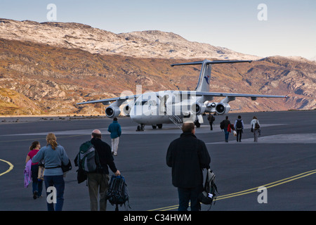 Fahrgäste einsteigen in ein Flugzeug. Narsarsuaq Flughafen Süd-Grönland Stockfoto