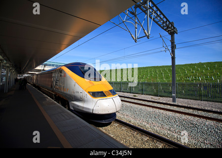 Der Eurostar von London nach Paris bei Ankunft am Bahnhof Ebbsfleet International, Kent, England Stockfoto