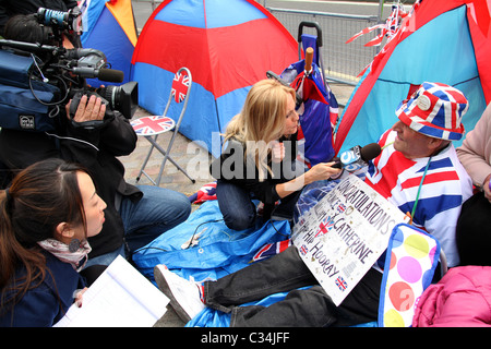 Besucher camping außerhalb Westminster Abbey, die königliche Hochzeit anzeigen werden interviewt von Medien in London, UK Stockfoto