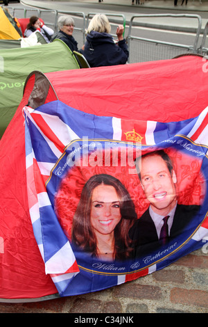 Besucher camping außerhalb Westminster Abbey, die königliche Hochzeit in London, UK anzeigen Stockfoto